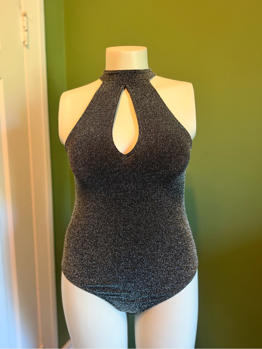 Sleeveless Metallic Keyhole Halter Top - Black